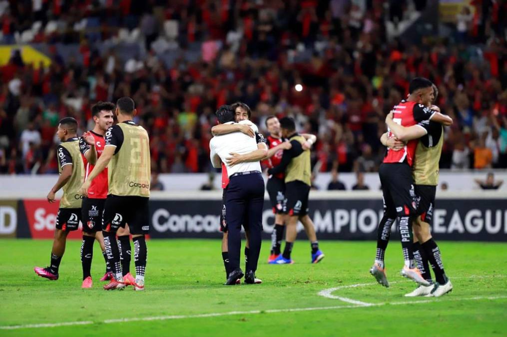 Los jugadores del Atlas celebrando sobre el campo la histórica remontada y clasificación a cuartos de final de la Concachampions.