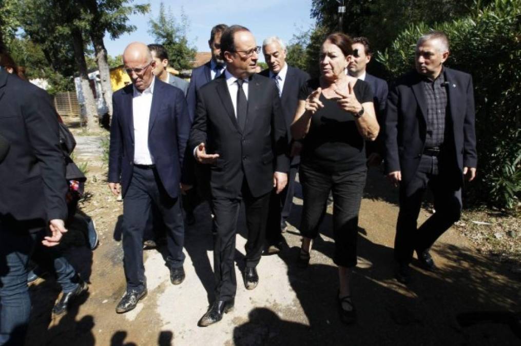 El presidente francés, François Hollande, que expresó 'la solidaridad de la Nación' a los damnificados, acudió a las zonas afectadas el domingo junto al ministro del Interior, Bernard Cazeneuve.