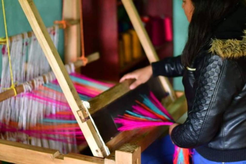 La visita a la comunidad de El Cacao, en donde mujeres de la zona se ganan la vida e impulsan la economía elaborando telas con diseño lenca.