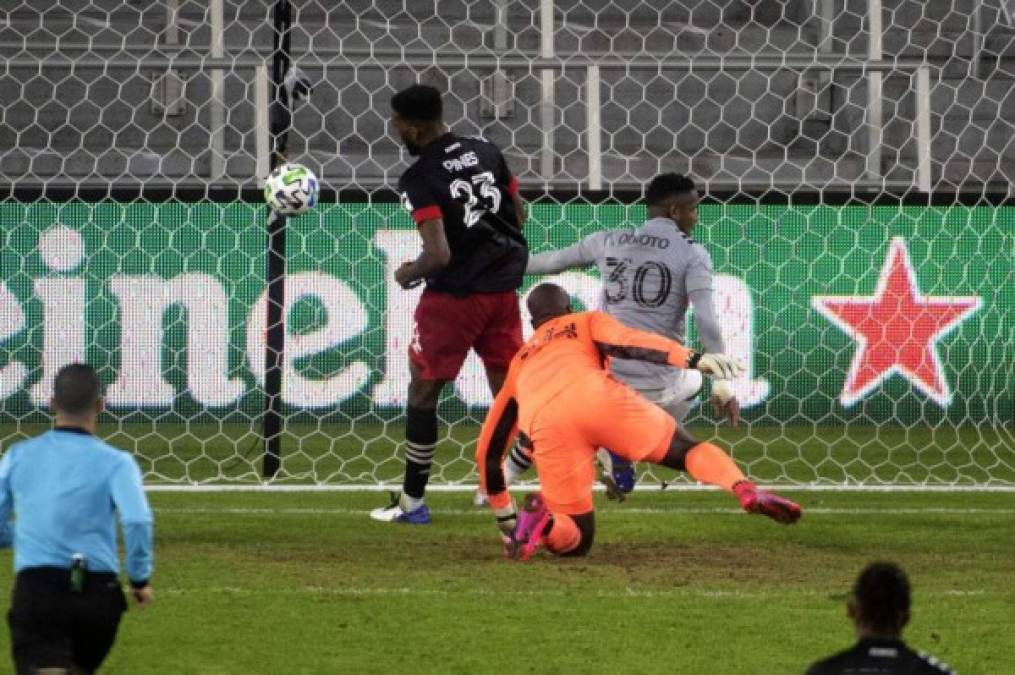 Romell Quioto al momento de conectar el centro para su gol que dio la victoria (2-3) al Impact Montreal.