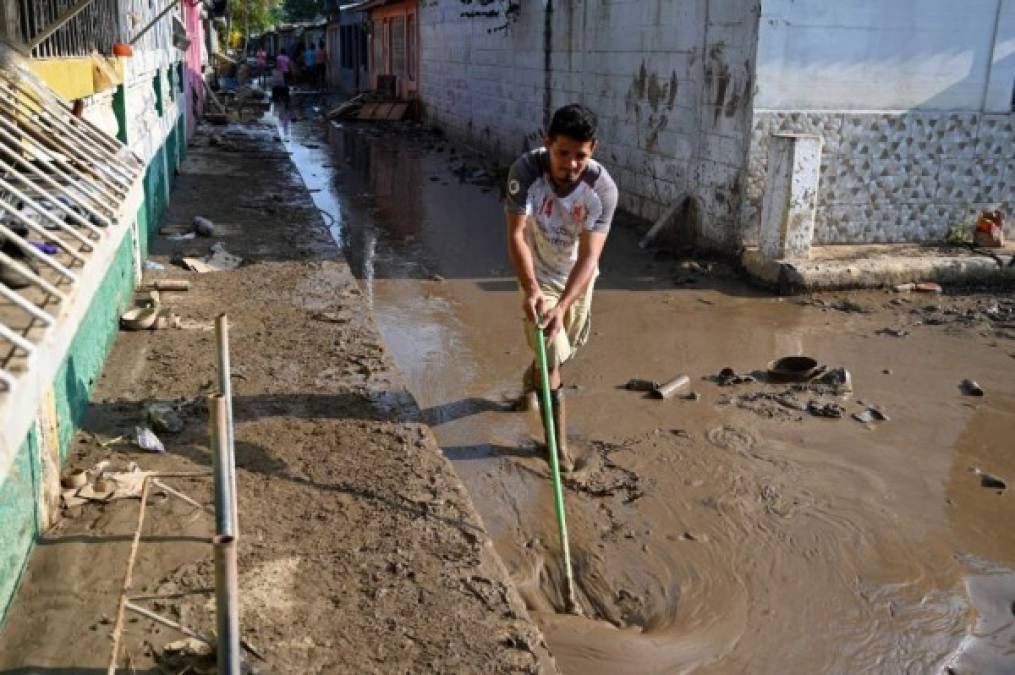 Los jovénes han estado ayudando a realizar las labores de limpieza en La Planeta.