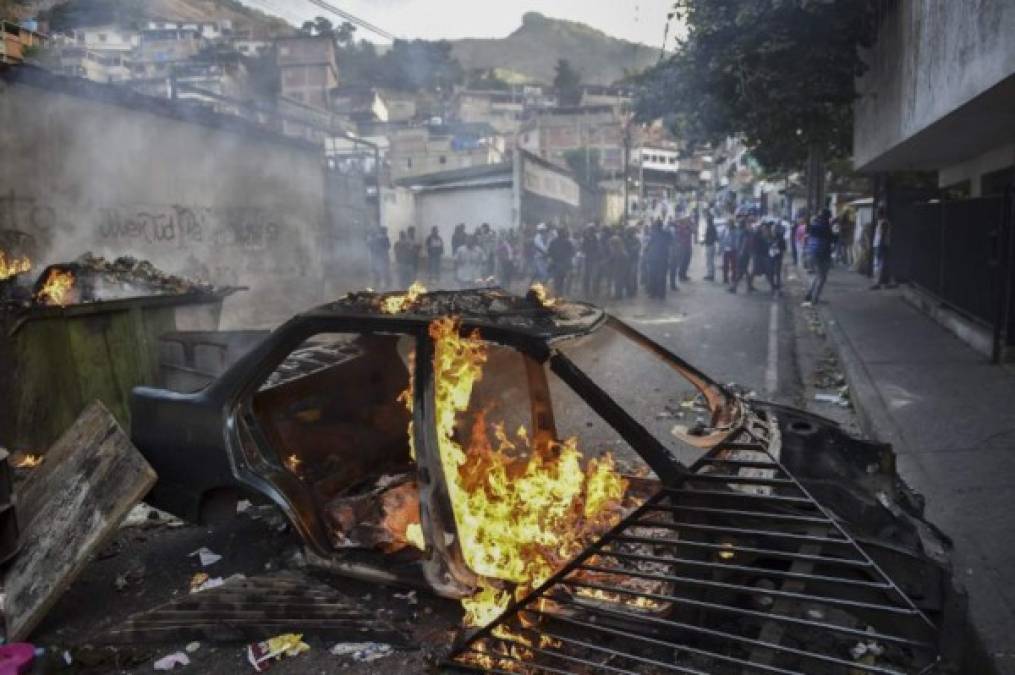 Los vecinos de Cotiza incendiaron vehículos para trancar las calles, tras lo que fueron dispersados por efectivos policiales y militares