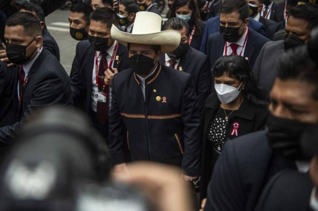 De inmediato, la jefa del Congreso, la opositora María del Carmen Alva, le colocó la banda presidencial bicolor, en la sesión iniciada al mediodía.