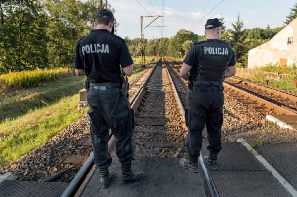 Las fuerzas de seguridad polacas vigilan el área comprendida entre los kilómetros 61 y 65 de la ruta ferroviaria entre las localidades de Breslavia y Walbrzych, donde se supone que se esconde el tren del III Reich, oculto en uno de los túneles construidos por la Alemania nazi para evitar los daños de los bombardeos aliados.<br/>