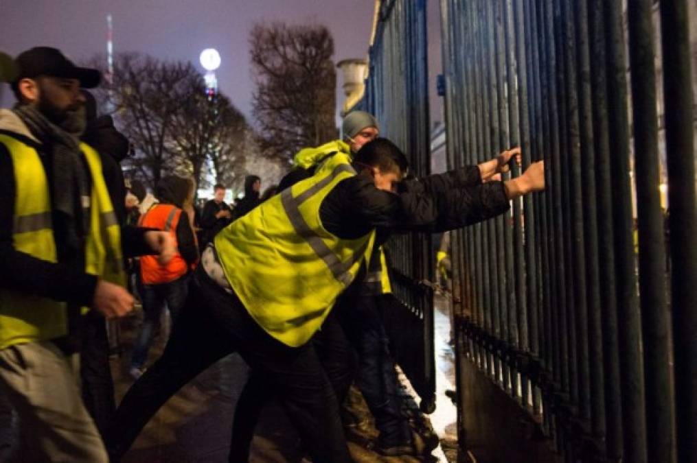 Los 'chalecos amarillos', que se movilizan desde hace tres semanas, rechazaron las primeras concesiones hechas por el gobierno, que consideran insuficientes, y muchos de ellos están determinados a retomar la capital este sábado.