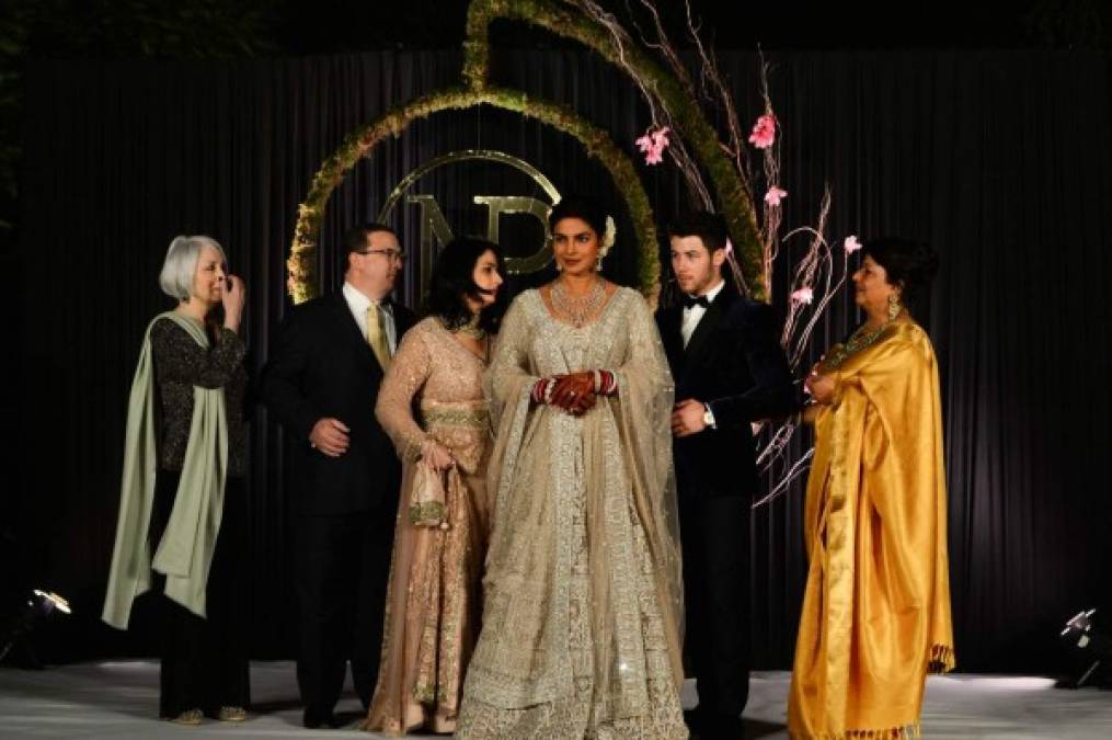 Las familias de Priyanka Chopra y Nick Chopra posan para los fotógrafos en la recepción de la boda.
