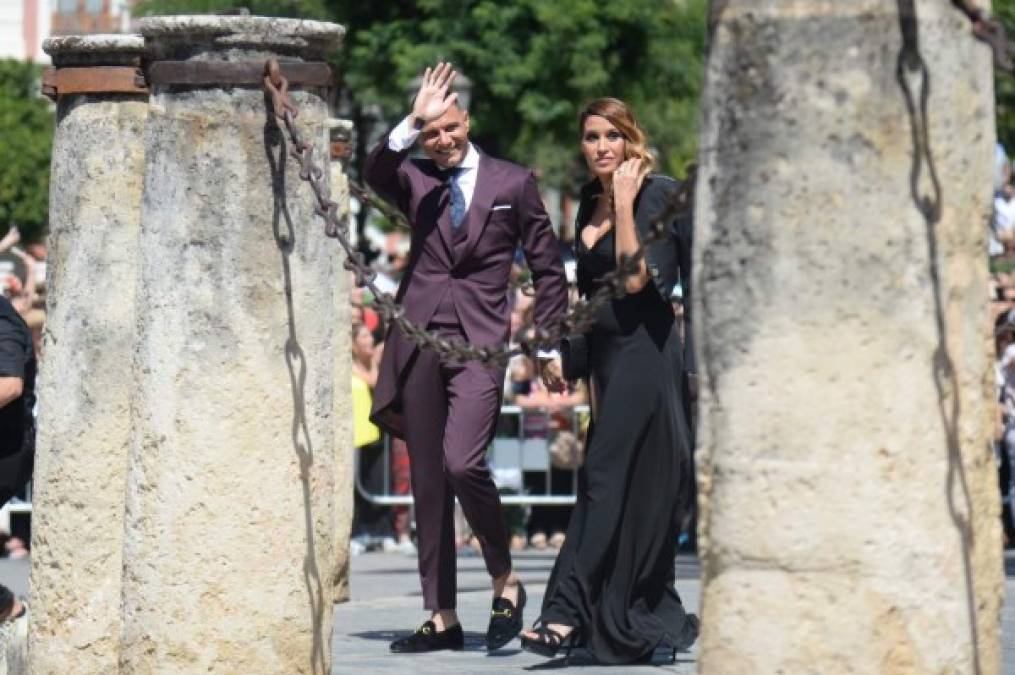 Real Betis' Spanish midfielder Joaquin and his wife Susan Sabol arrive at the Cathedral of Seville on June 15, 2019 to attend the wedding ceremony of Real Madrid's Spanish football player Sergio Ramos and Pilar Rubio. (Photo by CRISTINA QUICLER / AFP)