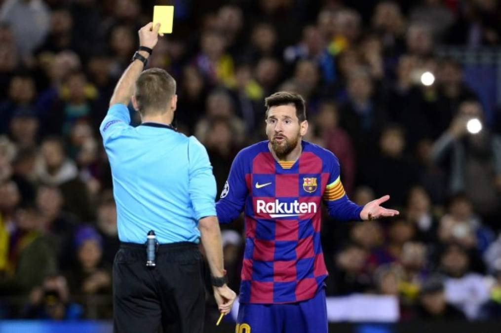 El árbitro le mostró tarjeta amarilla a Messi por fingir una falta en el área buscando un penal.
