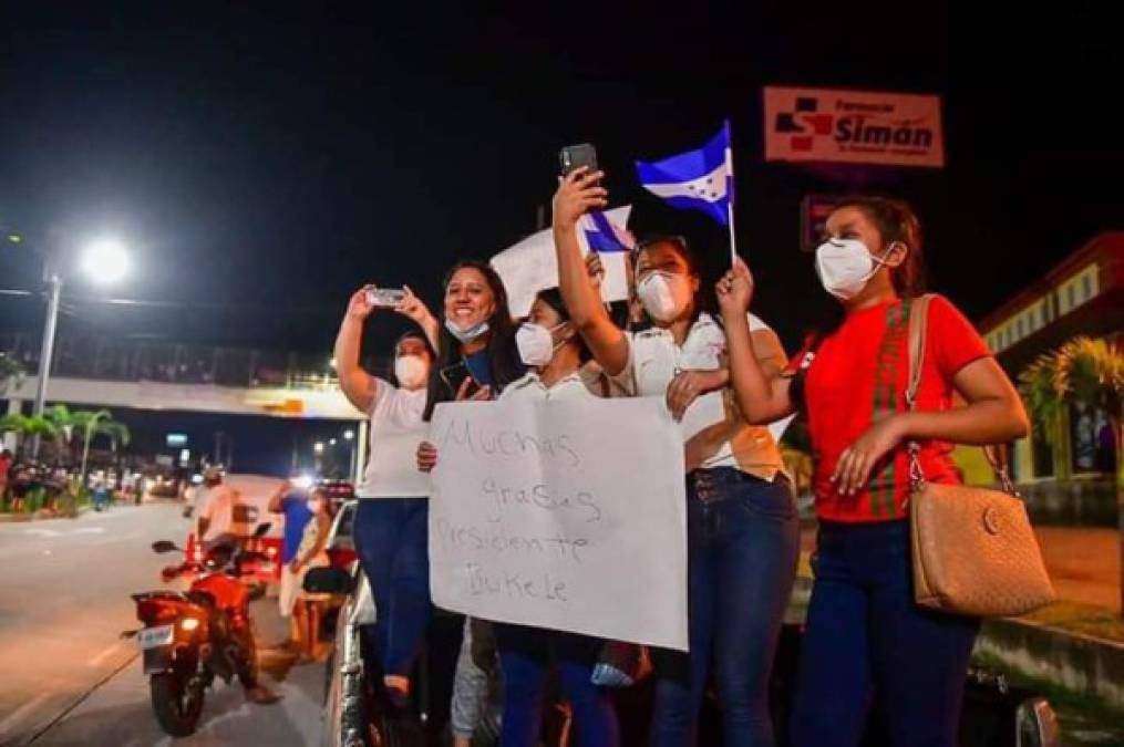 Familias enteras salieron en su vehículo para captar el momento en el que llegaba al territorio hondureño alimentos en medio centenar de camiones destinados para los más afectados.