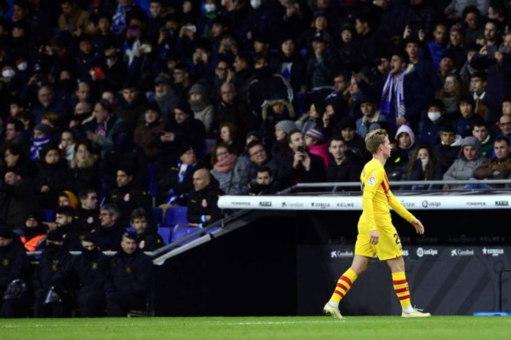 La soledad de Frenkie de Jong camino al vestuario tras ser expulsado.