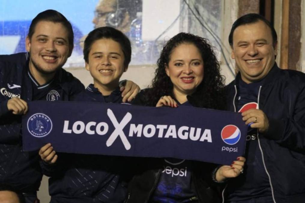 El diputado liberal Darío Banegas llegó junto a su familia para darle el apoyo al Motagua.