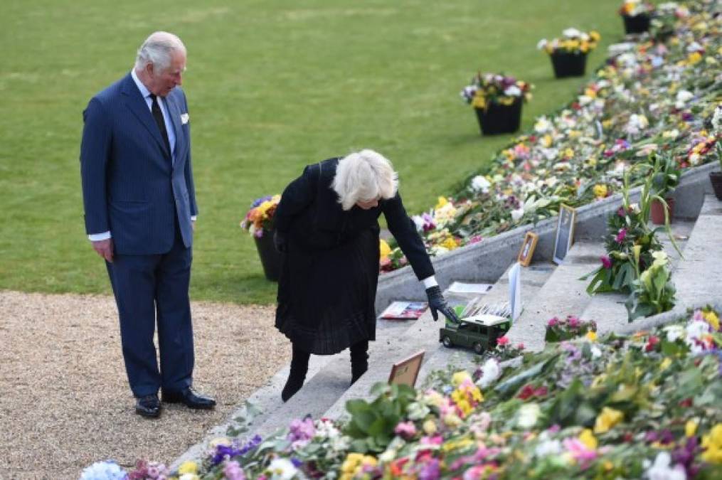 A tan solo dos días de la celebración del funeral del príncipe Felipe, su primogénito y su esposa salieron a contemplar los muchos tributos, notas de condolencia y dibujos hechos por los más pequeños que han sido dejados en los jardines de la residencia Marlborough House, considerada el 'hogar de la Commonwealth -mancomunidad de naciones-'.