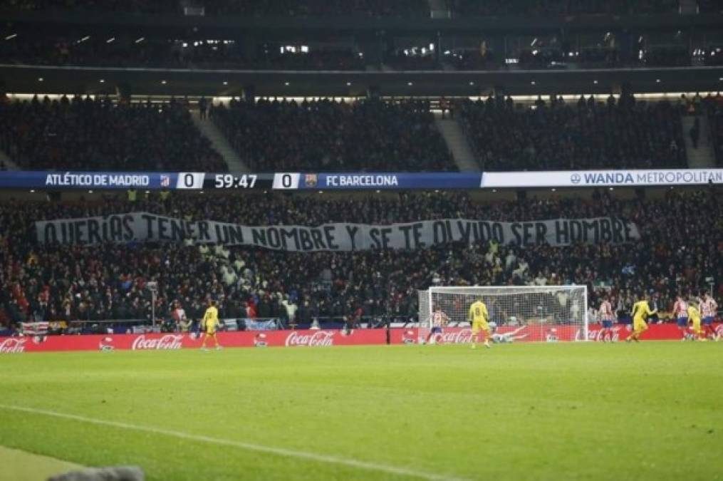 Además de la pancarta, un sector de aficionados del Atlético dedicó este cántico al exjugador colchonero: “Griezmann muérete, Griezmann muérete”.