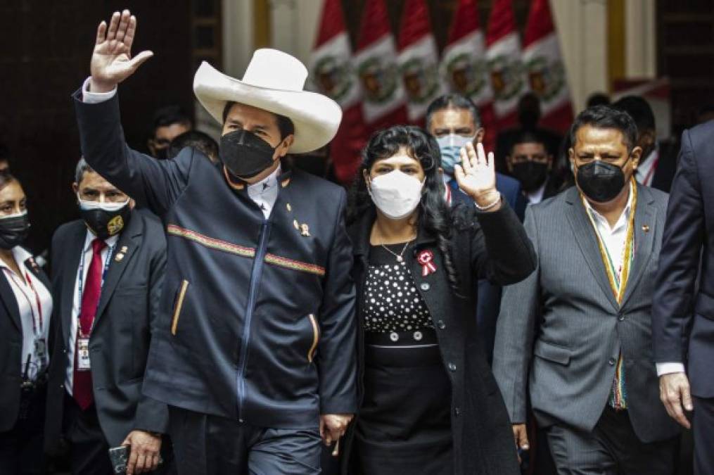 El maestro rural de izquierda Pedro Castillo juró este miércoles como nuevo presidente de Perú en una solemne ceremonia en el Congreso en Lima, en el día del bicentenario de la Independencia. Fotos: AFP