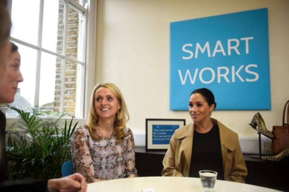 "La duquesa de Sussex ayudó a dar consejos de moda a las mujeres de la organización benéfica que ayuda a las personas desempleadas y vulnerables; 'Estoy muy feliz de estar aquí', dijo durante su visita este jueves a Smart Works."