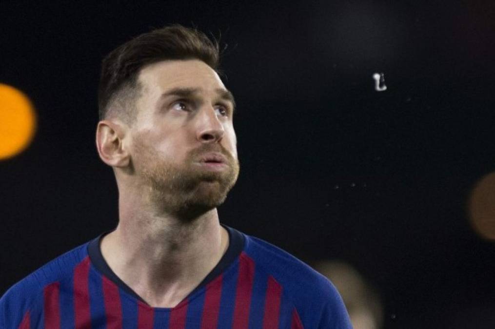 Lionel Messi, con un triplete, y Luis Suárez, con un gol y una asistencia, se bastaron para desarmar (4-1) al Betis en duelo de la jornada 28. Tras la exhibición de Messi, la afición del club local tuvo un gesto que asombró al crack argentino. FOTOS AFP Y EFE.