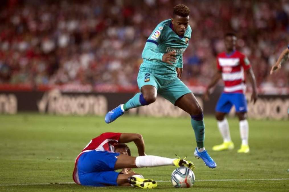 Nelson Semedo salta por encima del jugador del Granada, Ángel Montoro, quien le quita el balón.