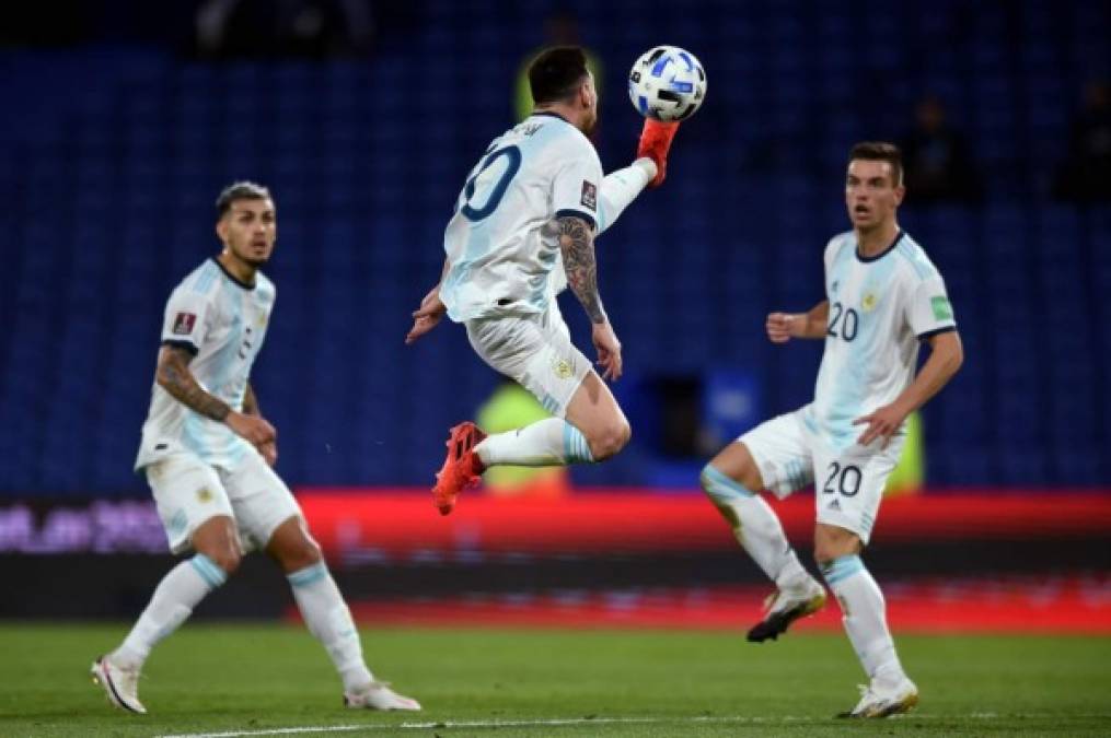 El sorprendente control de Messi del balón con su pierna izquierda. Sus compañeros miran atentamente.
