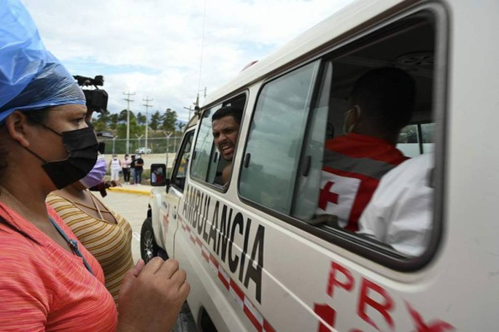 Ambulancia de la Cruz Roja saliendo de 'La Tolva' con privados de libertad heridos hacia Tegucigalpa. Foto: AFP