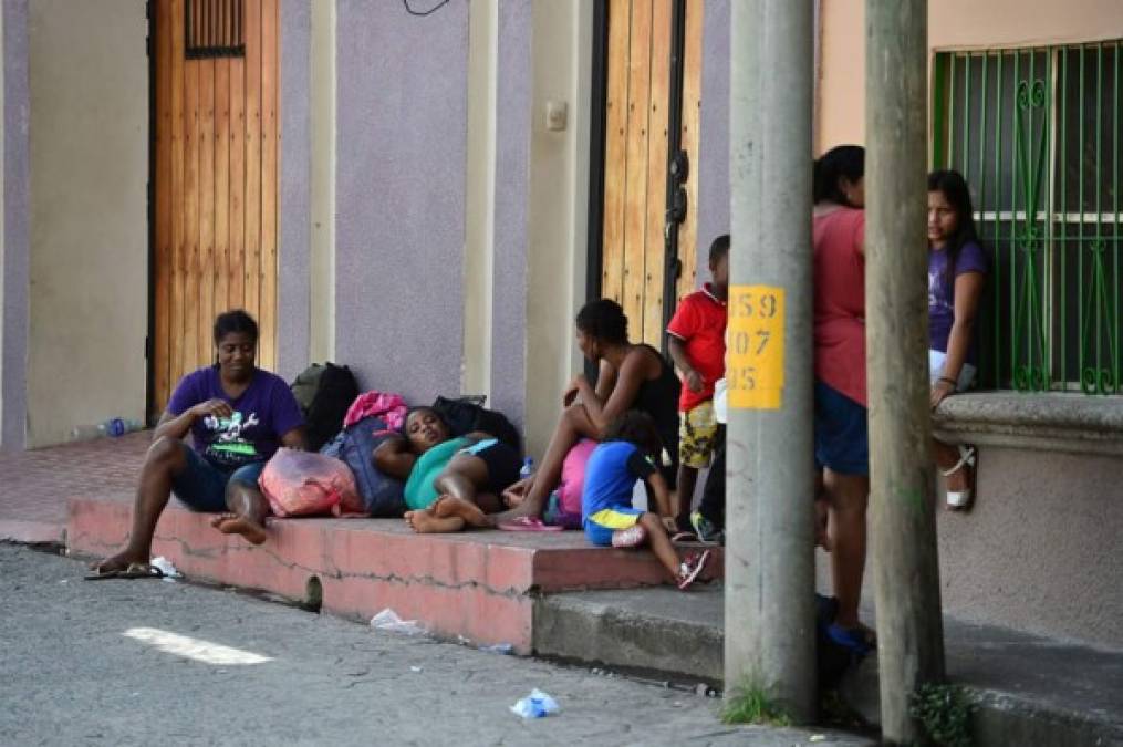 Migrantes africanos y haitianos esperan afuera de la oficina de migraciones en Choluteca, Honduras el 16 de noviembre de 2019, luego de atravesar un cruce ciego entre Nicaragua y Honduras en su camino a los Estados Unidos.