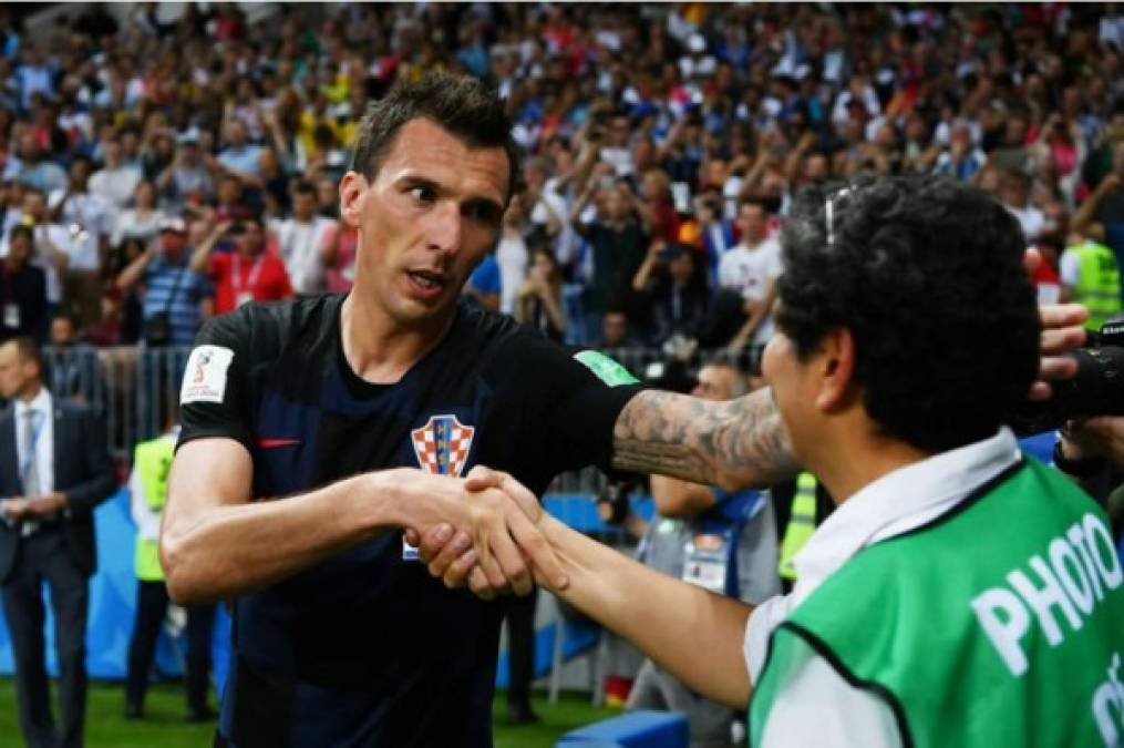 Mario Mandzukic le pidió disculpas al fotógrafo salvadoreño Yuri Cortez.