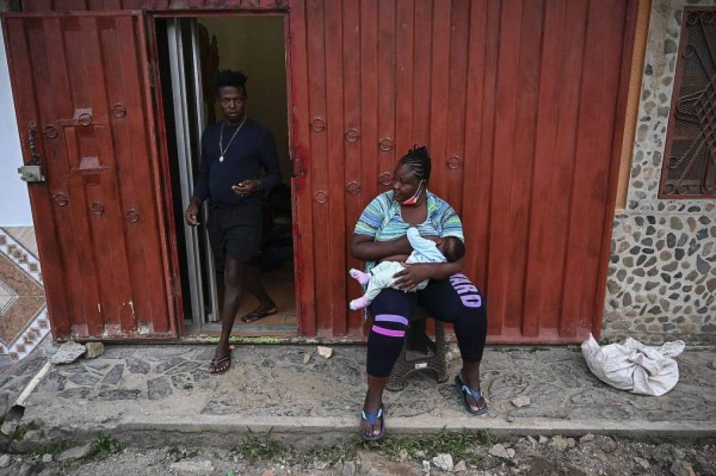 'Aquí en Honduras es muy duro. [La familia] nos deben mandar mucho dinero, 195 dólares para nosotros es mucho. Yo tengo 13 días aquí, para pagar motel, para pagar comida, agua', explica un migrante. Viaja con su esposa y una hija. Eso sí, dice que la gente lo trata bien. Fotos: AFP
