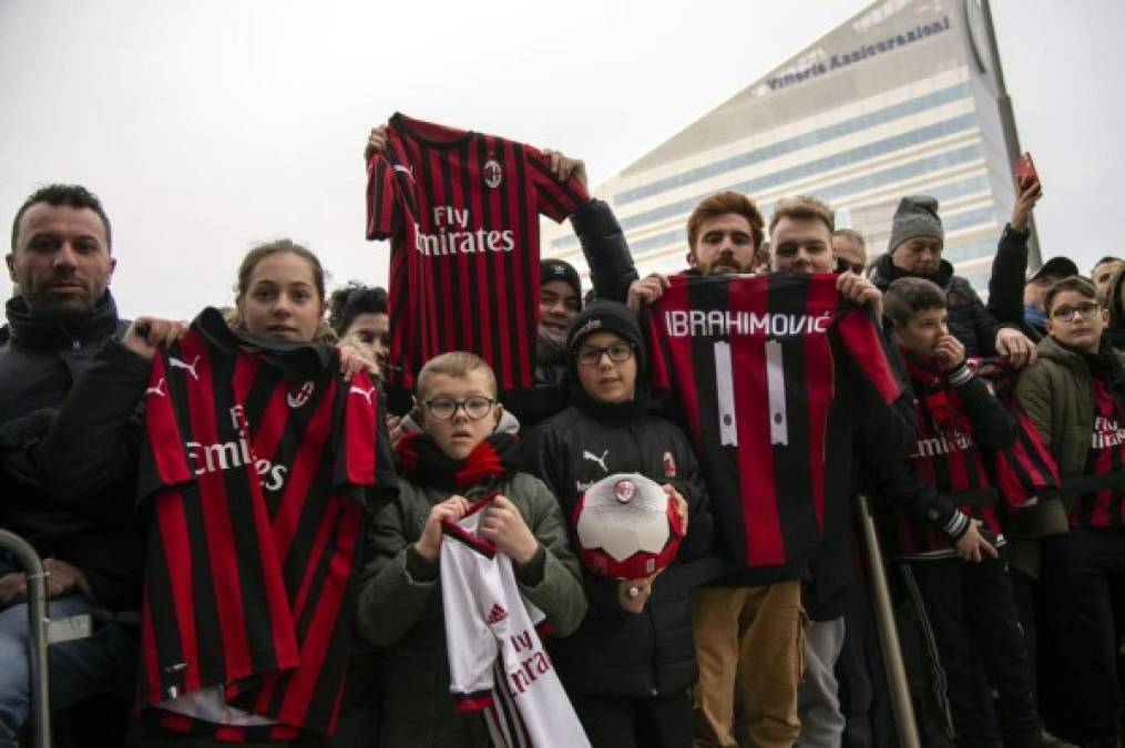 Muchos aficionados de AC Milan presenciaron la presentación de Ibrahimovic.
