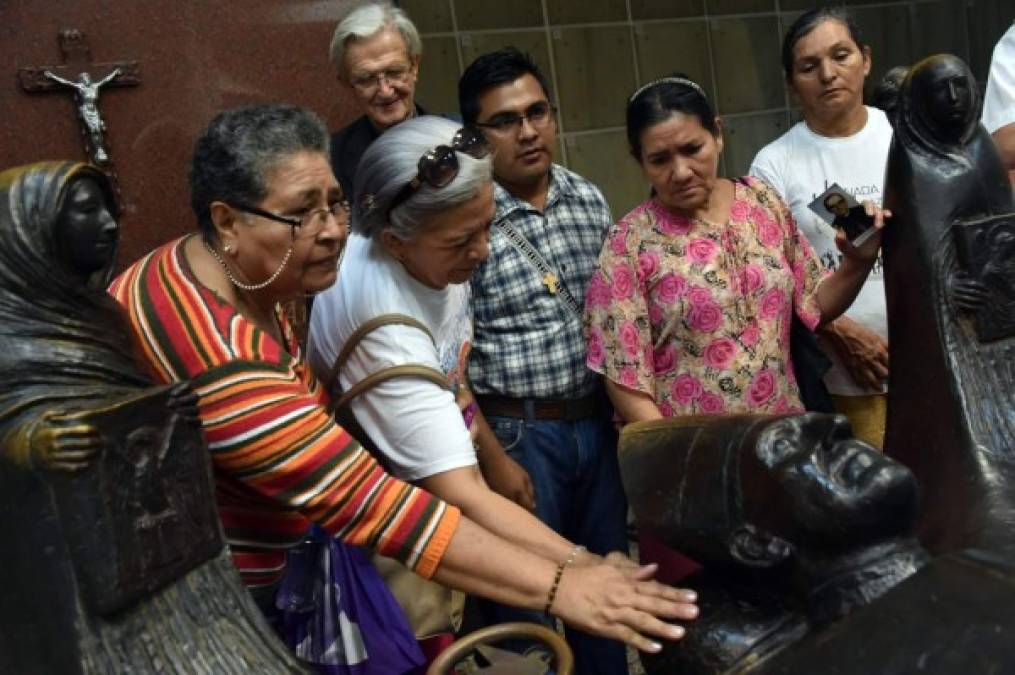 Cientos de personas han acudido esta semana a visitar la cripta de monseñor Romero en la capital salvadoreña.