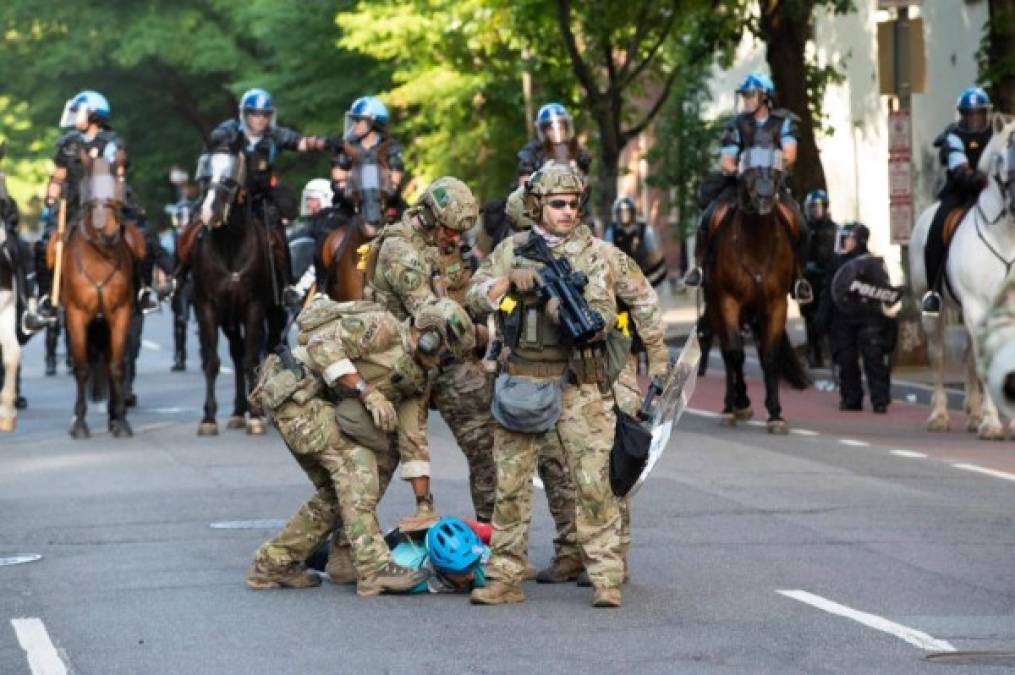 'Cuando el presidente ordena desalojar a manifestantes pacíficos del porche de la casa del pueblo, la Casa Blanca, con gases lacrimógenos y granadas aturdidoras (...) tenemos derecho a pensar que el presidente está más preocupado por el poder que por los principios', insistió el exvicepresidente de EEUU.