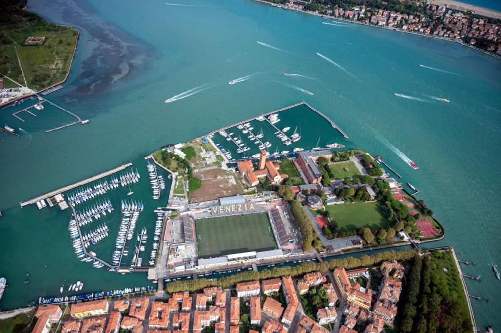 El Stadio Pierluigi Penzo es uno de los pocos en el mundo al que no se puede acceder si no es a través de un transporte acuático, o tratándose de Venecia, de un típico vaporetto (embarcación utilizada en Venecia como un medio de transporte público).