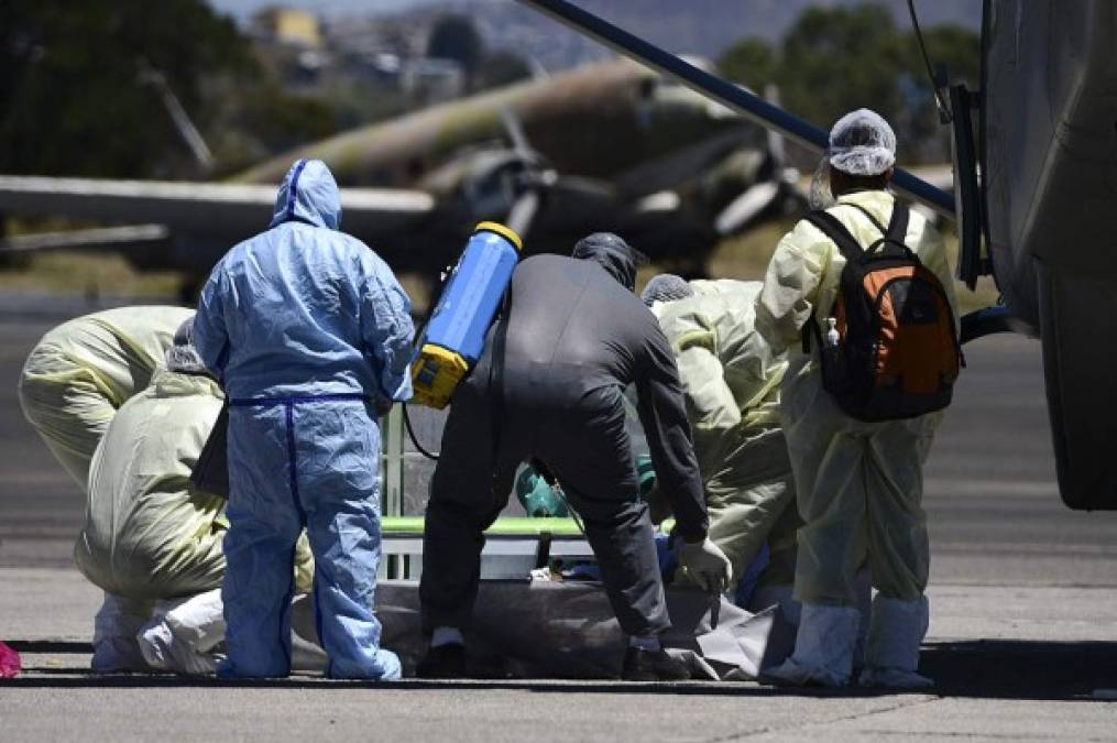 Personal sanitario y medicina forense llegaron hasta la base aérea donde aterrizó el avión de las FFAA de Honduras con el cuerpo sin vida del galeno.