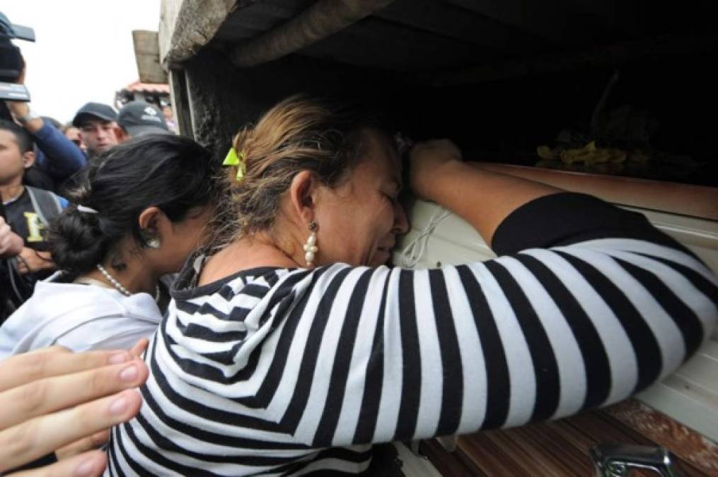 En el mismo cementerio San Juan Bautista donde hace dos años enterraron a su padre, Oscar Alvarado, los féretros fueron depositados en medio del llanto de los asistentes, luego de un recorrido de tres kilómetros bajo una tenue lluvia.