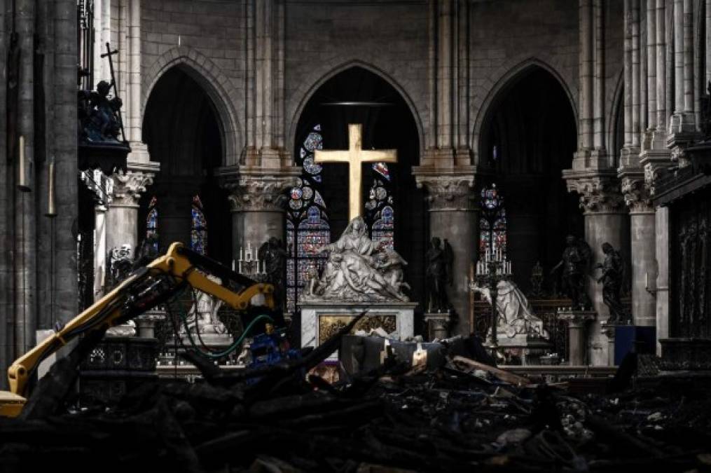 A un mes del incendio en la icónica catedral de Notre Dame, París (Francia), las autoridades de la ciudad divulgaron este miércoles las primeras imágenes del interior del edificio que muestran la devastación causada por el fuego.