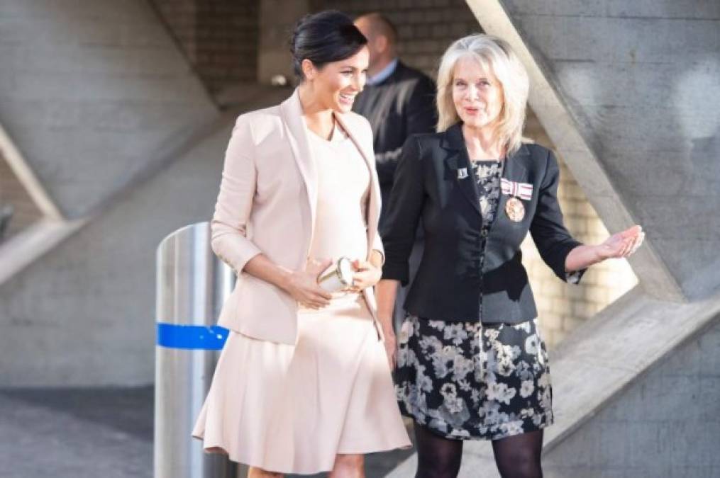 Meghan Markle completó el look con un blazer del mismo color siembre de Brandon Maxwell, cuyo valor ronda los $2,195. También usó zapatos de Aquazzura del mismo color in un clutch de Carolina Herrera.