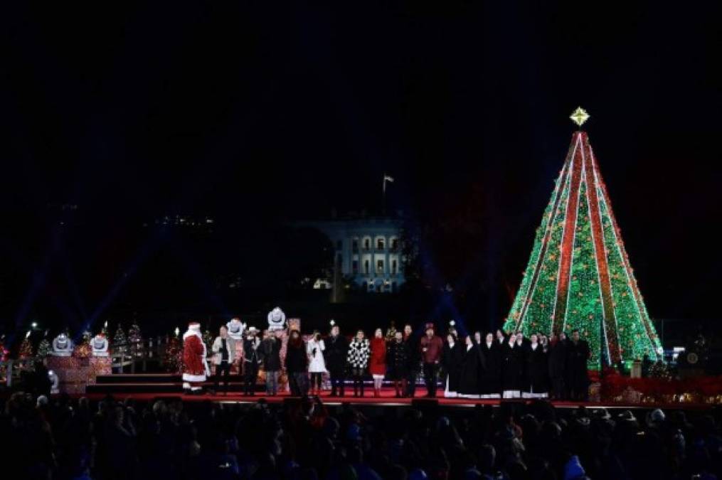 '¡Feliz Navidad!', exclamó Trump después de dedicar unas palabras a aquellos afectados por los 'devastadores incendios forestales, destructivos huracanes y terribles tragedias' que han azotado a EEUU en los últimos meses.