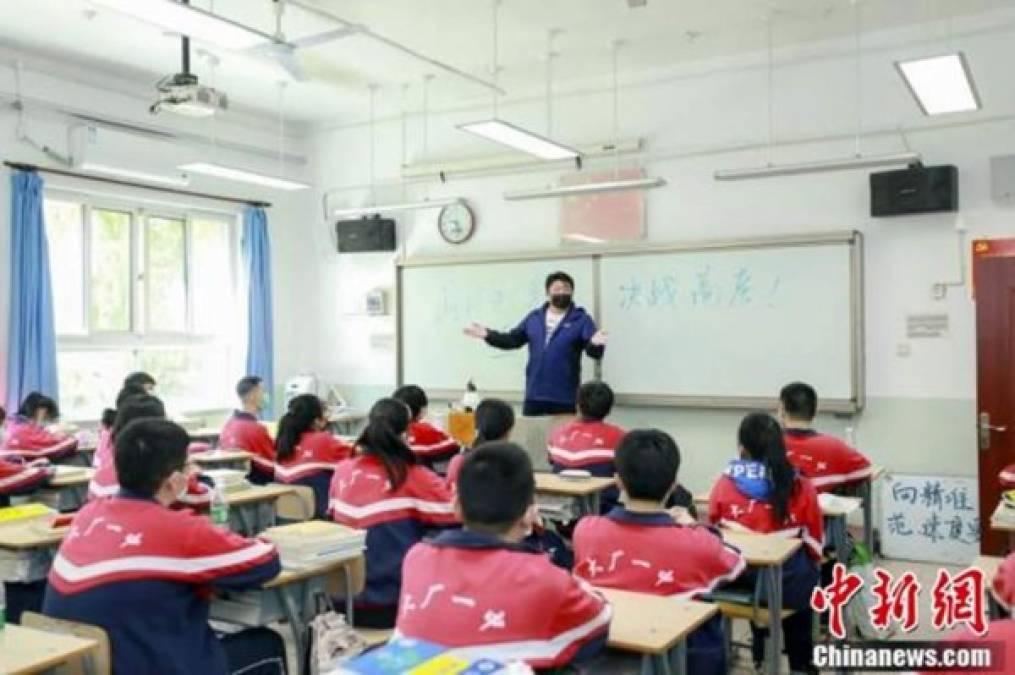 'Hemos preparado cada rincón de la escuela, todo el mundo tiene funciones bien definidas para garantizar la seguridad de los estudiantes y las actividades educativas', dice Xue Lixia, directora de la Escuela Secundaria N ° 2 de Beijing.