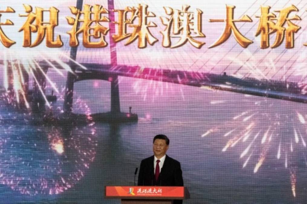 El presidente chino, Xi Jinping, presidió hoy la apertura del mayor viaducto del mundo en mar abierto.