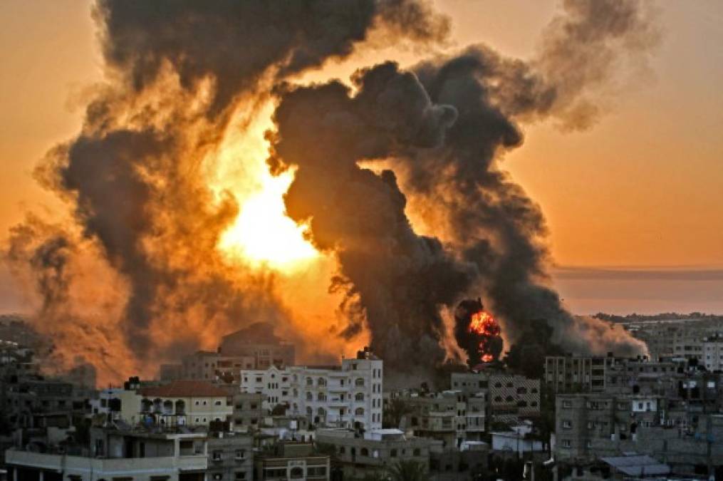 Según el ejército, los ataques aéreos israelíes, los más intensos desde 2014, son una respuesta a los 'más de mil cohetes' lanzados por varios grupos armados desde la Franja de Gaza hacia Israel desde la noche del lunes.