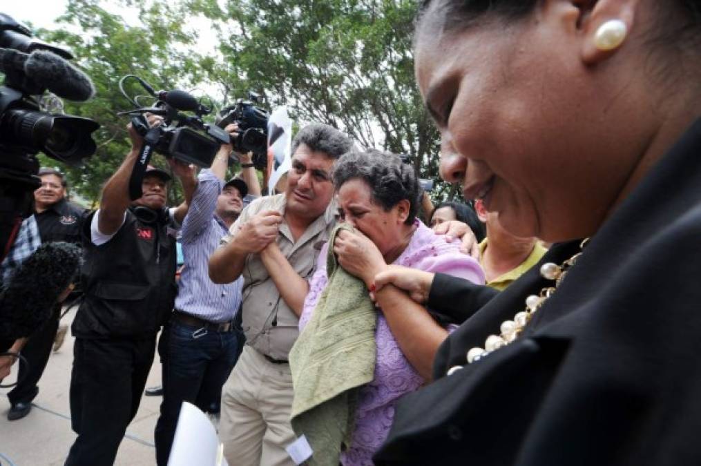 Los familiares y amigos de la líder indígena Berta Cáceres lloran su muerte en La Esperanza, a 200 km al noroeste de Tegucigalpa, el 3 de marzo de 2016. (Fotos AFP).