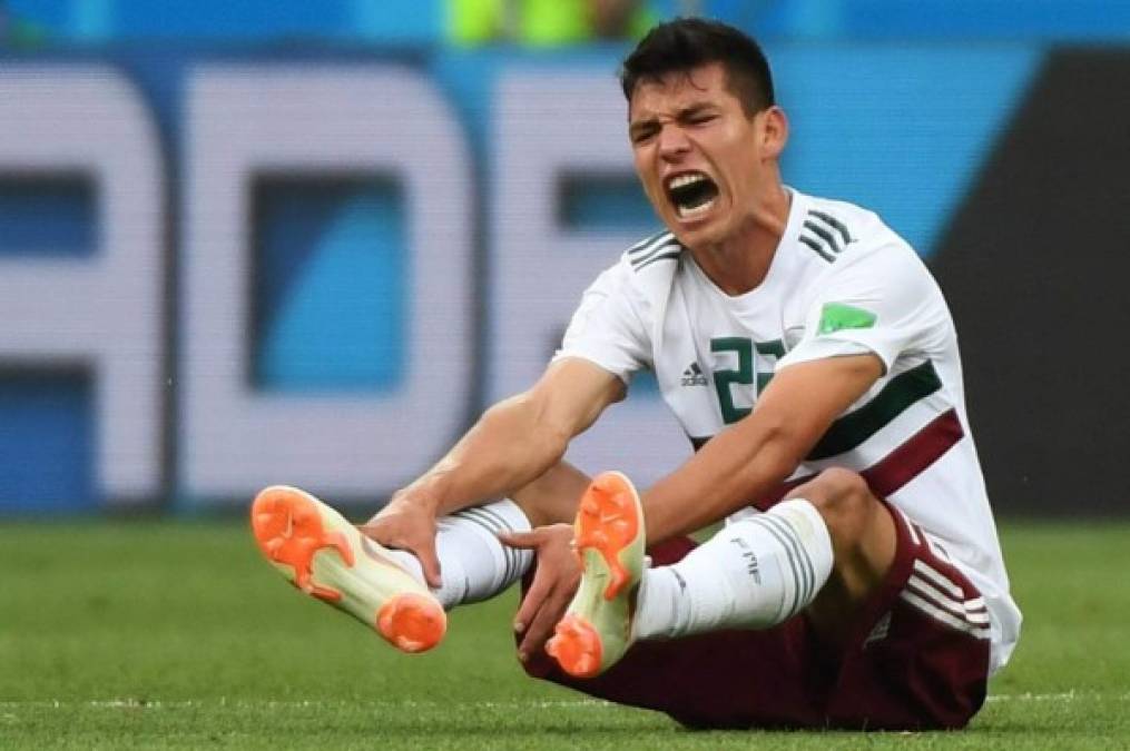 Hirving Lozano hace gestos de dolor tras un patadón de un coreano.