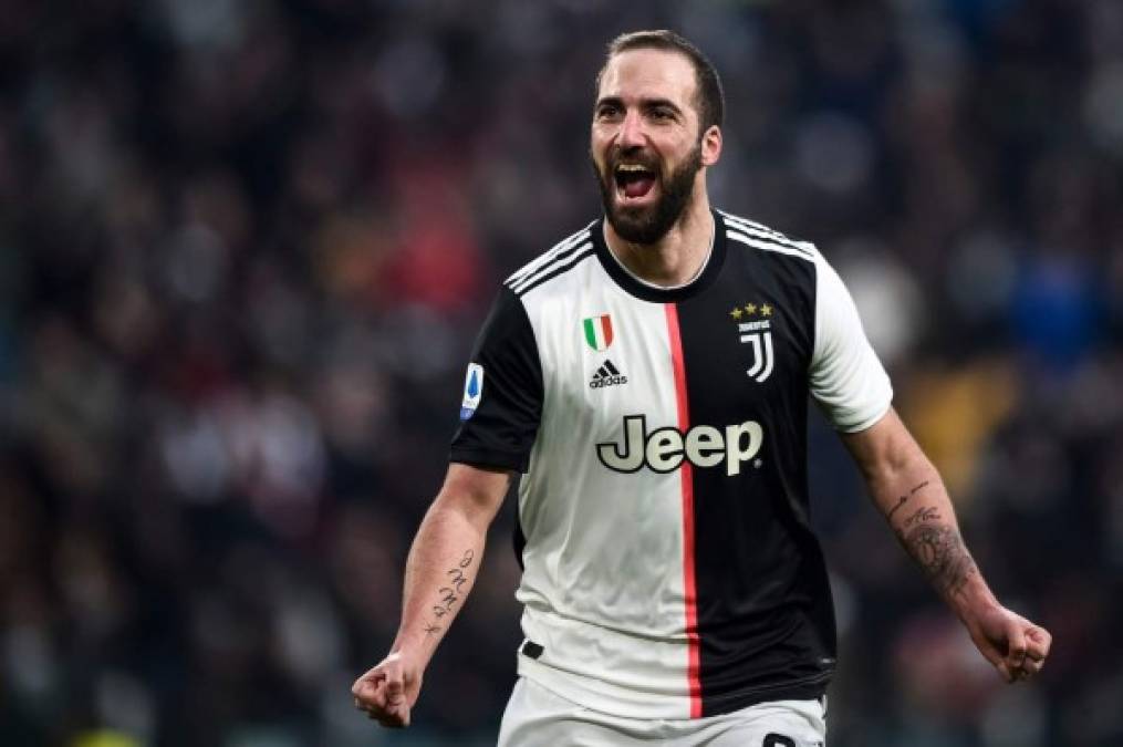 Gonzalo Higuaín acaba contrato con la Juventus el 30 de juio de 2021 y el club quiere buscarle una salida antes que se marche de forma gratuita el próximo verano. El exjugador del Real Madrid, por su parte, prefiere jugar hasta el último día de su contrato con la Juventus.<br/><br/>Pero la Juve tiene varias razones para desprenderse del 'Pipita'. Primero su alta ficha. El argentino cobra 7,5 millones de euros y si sale del equipo liberaría una considerable masa salarial. Por otra parte, su edad: tiene 32 años y la Juventus quiere rejuvenecer el equipo. Por lo que ambas partes han quedado en terminar la temporada en la Serie A y la Champions para después tratar la situación. Pero Higuaín está más cerca de salir de Turín que de quedarse.