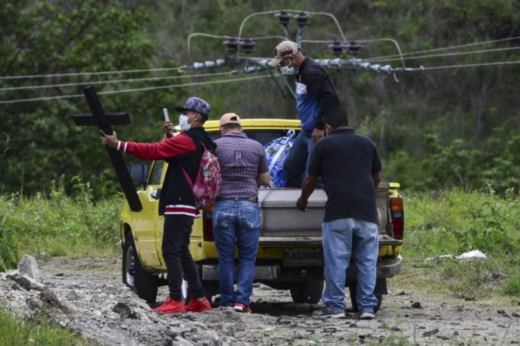 Los pocos familiares que permiten en el cementerio se encargan de llevar todos los detalles para sepultar de forma digna a sus parientes.