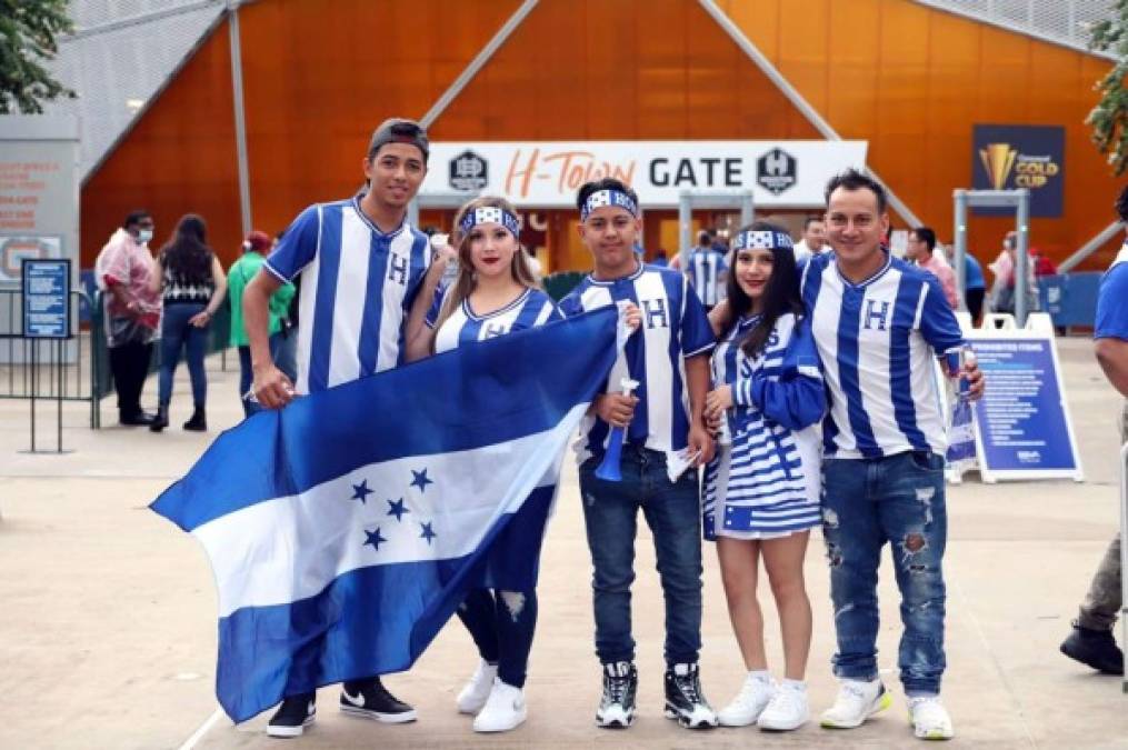 Muchos seguidores catrachos se presentaron con los colores azul y blanco de Honduras.