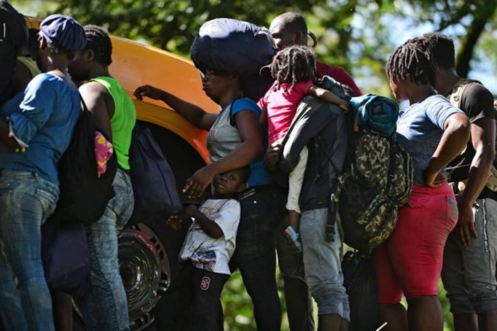 Migrantes africanos y haitianos abordan un autobús después de pasar por un 'cruce ciego' de Nicaragua a Honduras en su camino a los Estados Unidos, en Guasaule, Honduras.