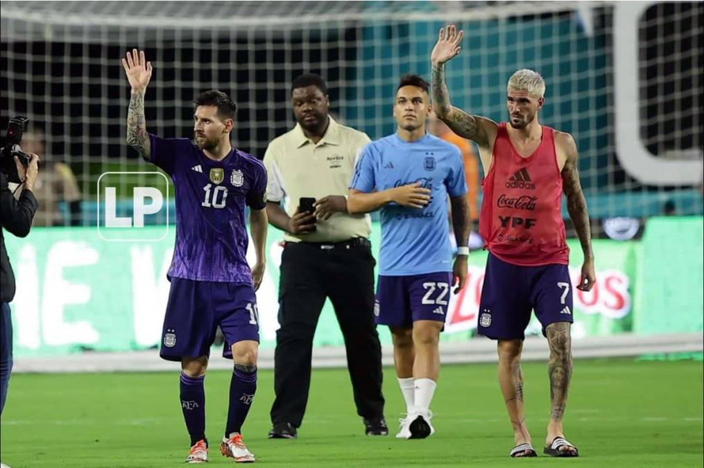 Lionel Messi, saludando a los aficionados que llenaron el Hard Rock Stadium de Miami.