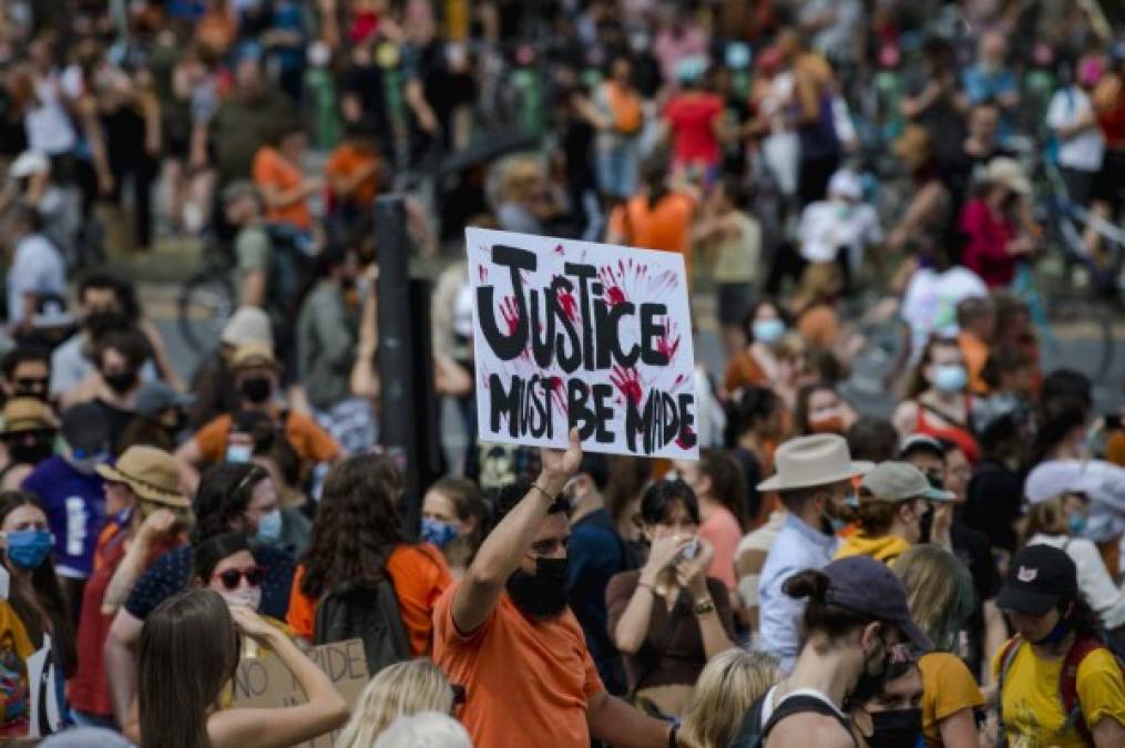 Cientos de canadienses han salido a protestar en distintas ciudades de Canadá ante lo que denominan 'genocidio indígena'. Durante la jornada, se han incendiado iglesias y derribos de monumentos.