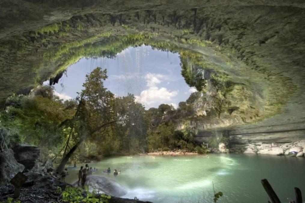 Hamilton Pool Preserve es una piscina natural en Austin, Texas, que se creó cuando la cúpula de un metro del río se derrumbó debido a la masiva erosión hace miles de años.