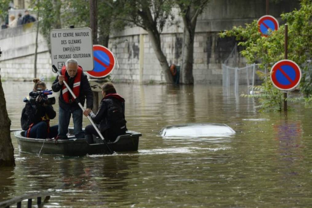 Algunos carros han quedado bajo el agua y parte del transporte se ha paralizado.