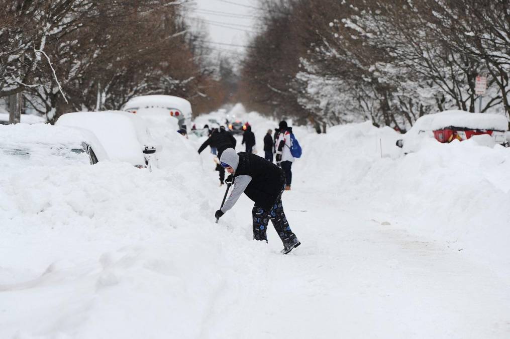 El frío polar que azotó estos días a Estados Unidos estuvo acompañado de intensas nevadas y fuertes vientos, particularmente en la región de los Grandes Lagos, dejando a muchos atrapados en sus casas y automóviles o varados por vuelos cancelados en la ajetreada temporada de viajes por las fiestas.