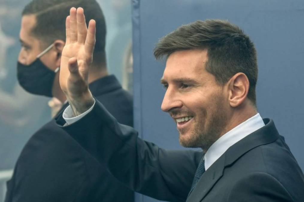 La presentación de Messi con el PSG en fotos: Su cara de felicidad, bonito 'regalo' a sus hijos, Antonela Roccuzzo enamora, invitado especial y locura en París